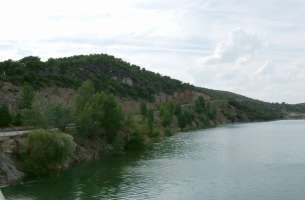 La Tajera: Muro del embalse a contrabuzamiento calizas Cretácico