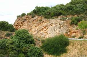 La Tajera: Muro del embalse a contrabuzamiento calizas Cretácico