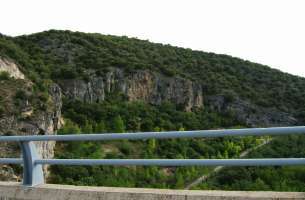 La Tajera: Muro del embalse a contrabuzamiento calizas Cretácico