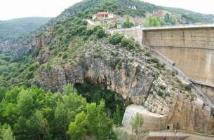 La Tajera: Muro de la presa apoyándose a contrabuzamiento