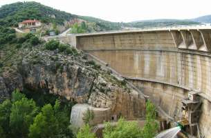 La Tajera: Muro del embalse apoyado sobre calizas del Cretácico Superior