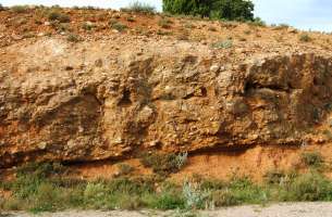 La Tajera: Muro del embalse a contrabuzamiento calizas Cretácico