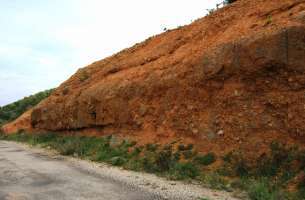 La Tajera: Muro del embalse a contrabuzamiento calizas Cretácico