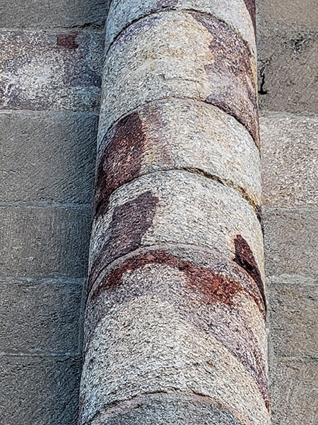 piedras sangrante en fachada Catedral Ávila